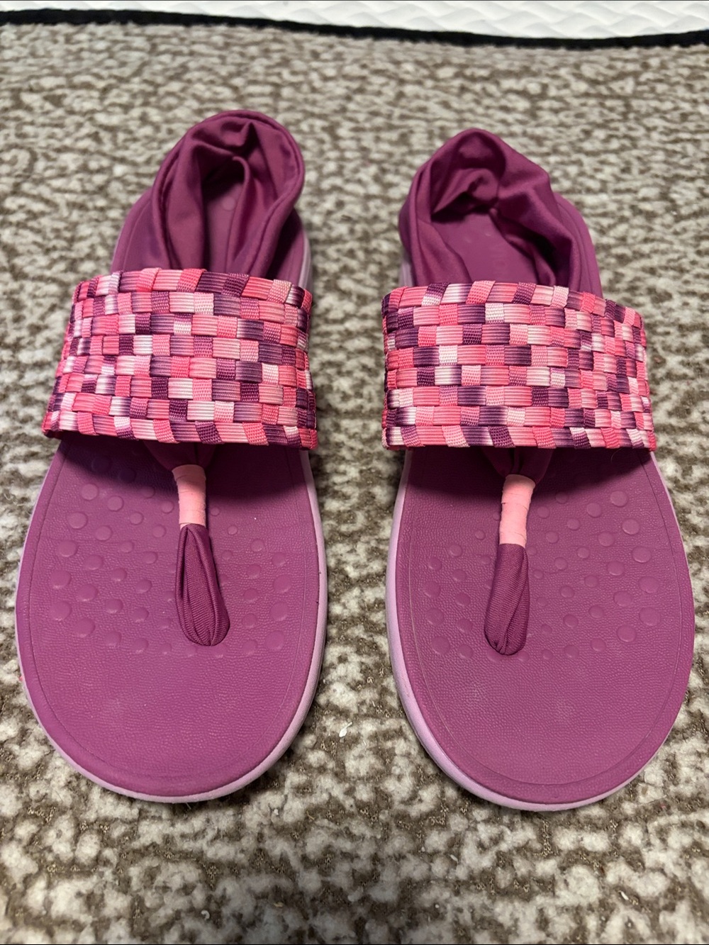 Vionic Pink & Purple Woven Strap Toe-Post Sandals - Size 6